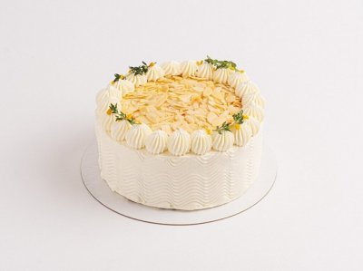 Торт Морковный с орехами и соленой карамелью