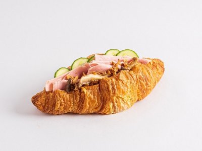 Круассан с окороком и грибами