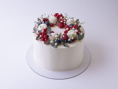 Торт Белый шоколад и ягоды