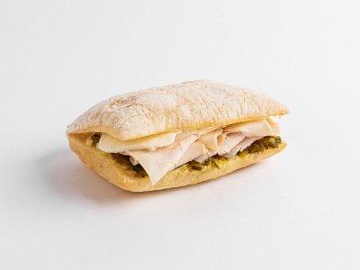 Сэндвич с курицей и огуречным релишем