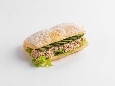 Сэндвич с тунцом, огурцом и сливочным сыром