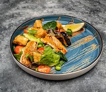 Салат с лососем и баклажанами фри