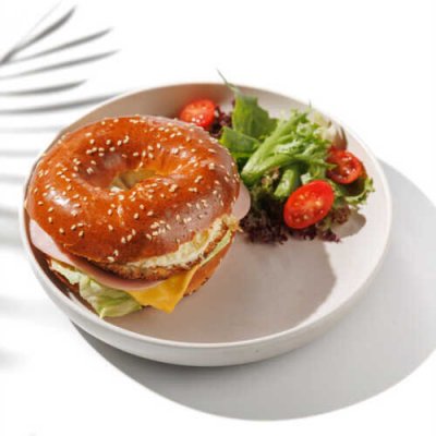 Бейгл с ветчиной и сыром