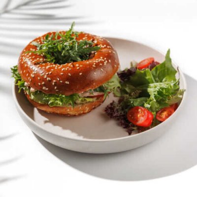 Бейгл с тунцом