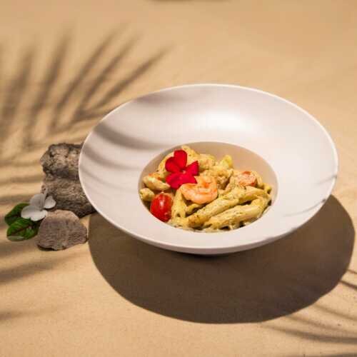 Паста с креветками и муссом из авокадо