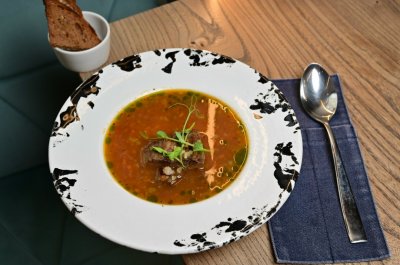 Суп из говяжьих щечек