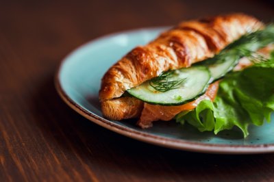 Круассан с форелью