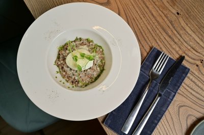 Гречка с яйцом пашот и пармезаном