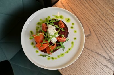 Оладьи из печеной свеклы с лососем