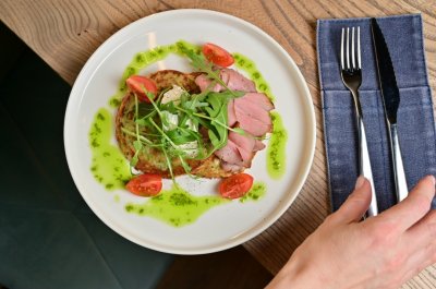 Овощные оладьи из цукини с ростбифом