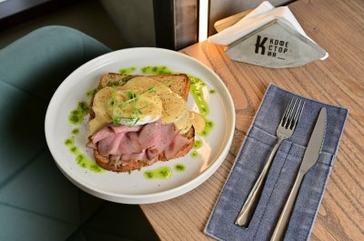 Яйцо бенедикт с ростбифом