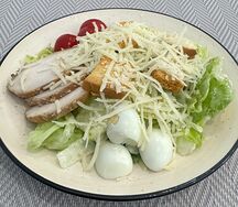 Салат Цезарь с курицей