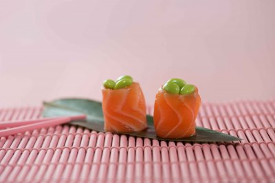 Сашими суши с лососем и эдамаме