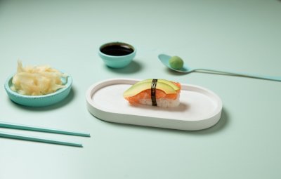 Суши с лососем и авокадо