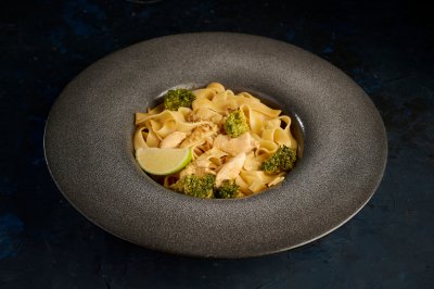 Паста с курицей и брокколи под соусом том-ям