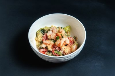 Салат с креветками и киноа