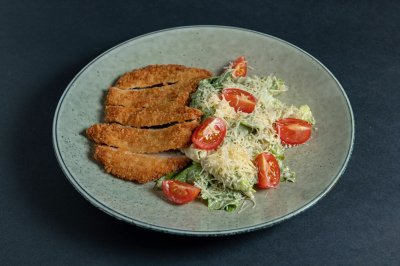 Салат с курицей под соусом цезарь