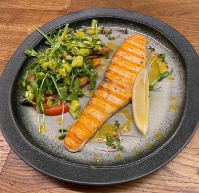 Стейк лосося с сальсой из овощей под цитрусовым соусом